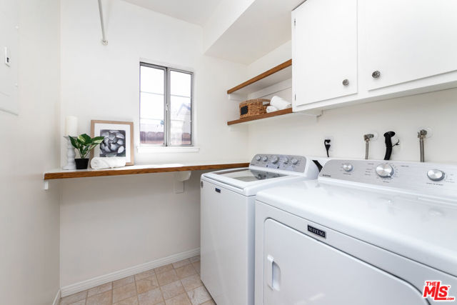 850 N Kenwood Street, Burbank CA: https://media.crmls.org/mediaz/ee477149-6259-4186-a84b-96f4d63287ef.jpg