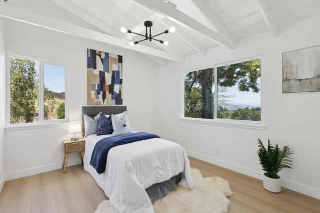1218 Lattie Ln, Mill Valley CA: https://media.crmls.org/mediaz/ee4b5f1a-1c0a-40e3-895f-d20e18dce9bf.jpg