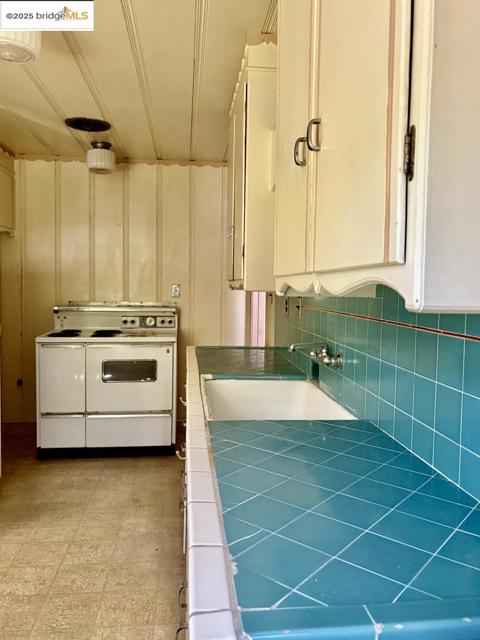 1100 Park AVE, Alameda CA: https://media.crmls.org/mediaz/ee4bb53a-fc50-4ca0-9d0a-dd1302793161.jpg