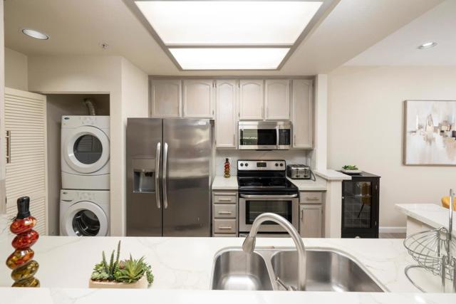 2006 Hastings Shore Lane, Redwood City CA: https://media.crmls.org/mediaz/ee4c0180-252a-473d-b14d-661a06e5ba68.jpg