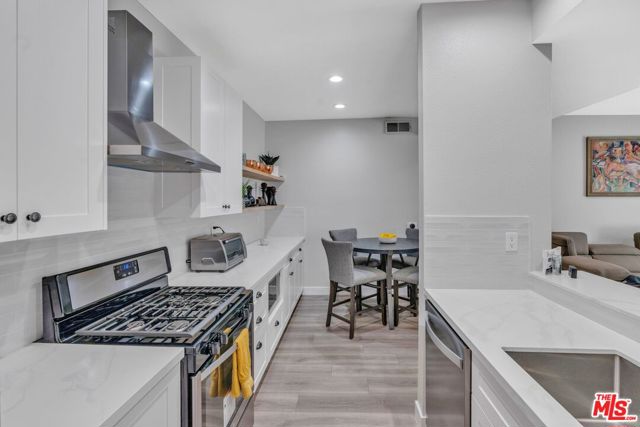 433 E Tamarack Avenue, Inglewood CA: https://media.crmls.org/mediaz/ee4d3406-247e-4dce-a7c4-aaa4514dc681.jpg