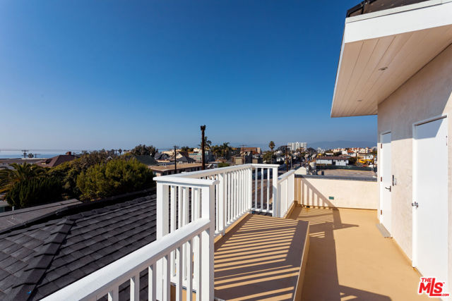 702 Pacific Ave., Venice CA: https://media.crmls.org/mediaz/ee4ead86-401b-4a1d-a42d-d7ae3872a9ae.jpg
