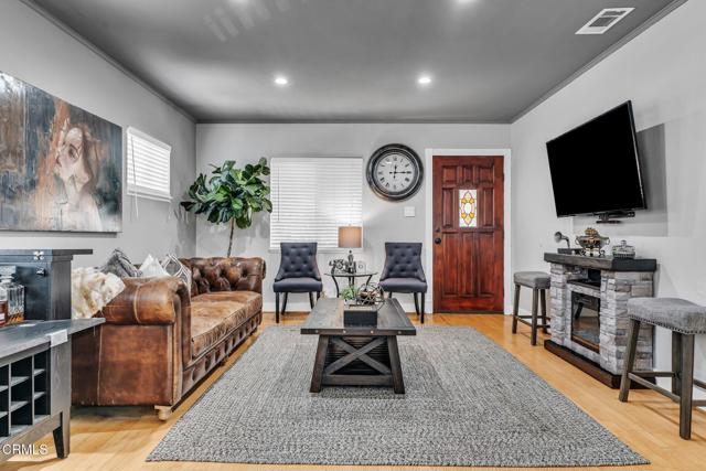 1455 E California Avenue, Glendale CA: https://media.crmls.org/mediaz/ee4f716a-b526-403f-855d-842d263f3a4c.jpg
