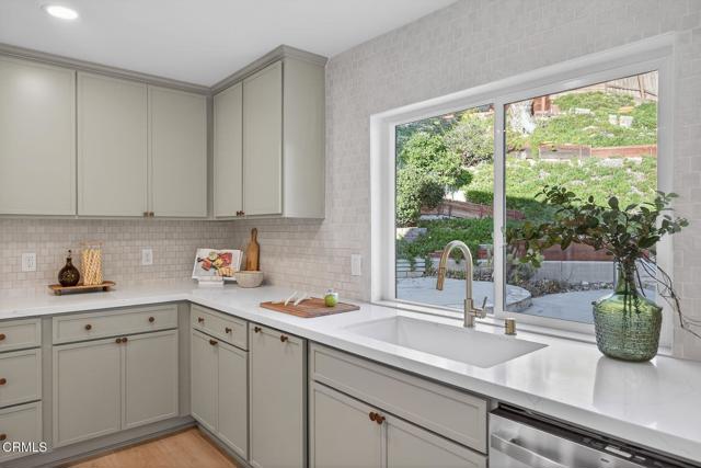 Detail Gallery Image 13 of 34 For 2868 Amber Wood Pl, Thousand Oaks,  CA 91362 - 4 Beds | 2/1 Baths