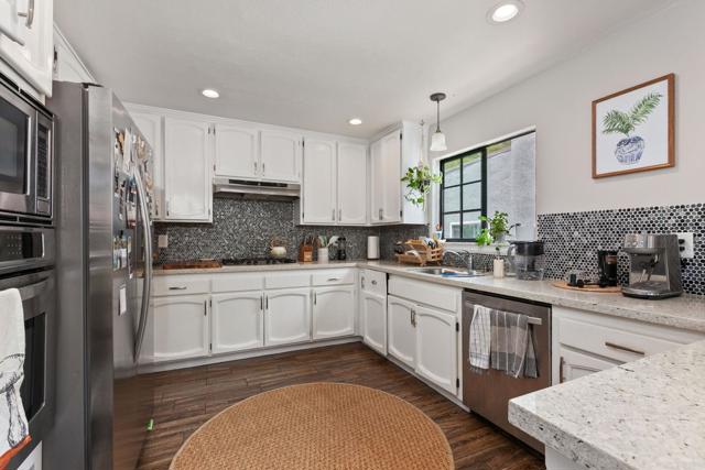 Detail Gallery Image 6 of 36 For 4556 Cove Dr, Carlsbad,  CA 92008 - 3 Beds | 3 Baths