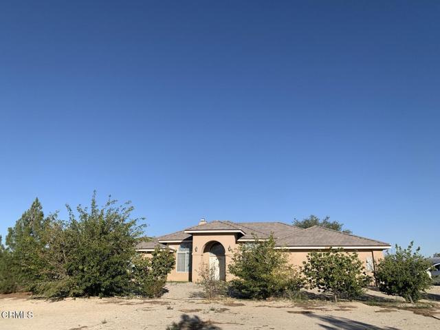 11427 Meridian Road, Lucerne Valley CA: https://media.crmls.org/mediaz/ee507423-d717-4325-ad4f-9b5e530c566b.jpg