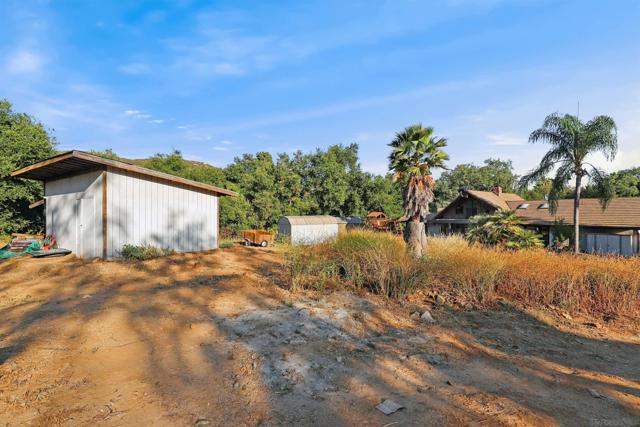 1722 Tierra Libertia Rd, Escondido CA: https://media.crmls.org/mediaz/ee508eeb-0596-4e95-9758-cae7040db576.jpg