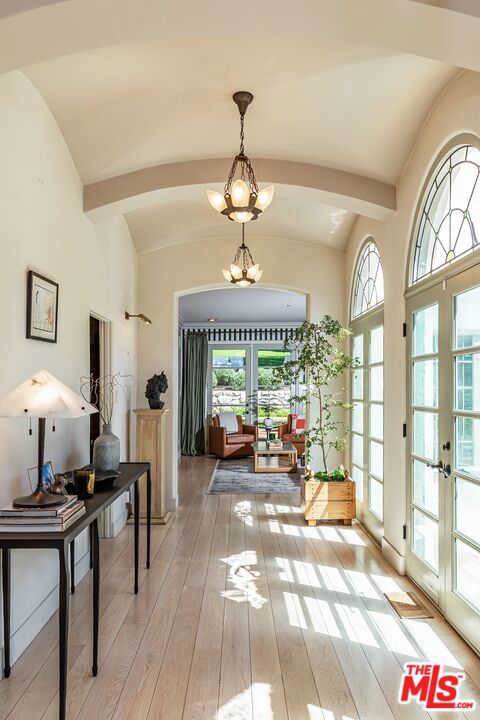 1136 N Doheny Drive, Los Angeles CA: https://media.crmls.org/mediaz/ee52661c-d5b9-42a5-904b-a677e881eac1.jpg
