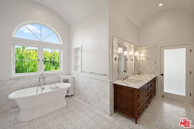 516 Lincoln Boulevard, Santa Monica CA: https://media.crmls.org/mediaz/ee52c9cc-8ffe-4116-99c4-9042acb69a56.jpg