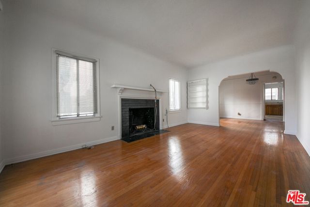 224 S Gale Drive, Beverly Hills CA: https://media.crmls.org/mediaz/ee52c9fc-ba77-4ea0-b620-54be210cfcfc.jpg