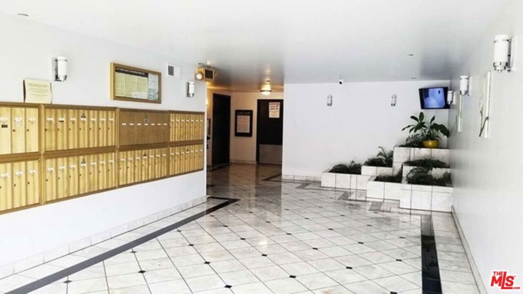 https://media.crmls.org/mediaz/ee533362-1503-4e6e-9d7f-f4580d2ae531.jpg?preset=X-Large