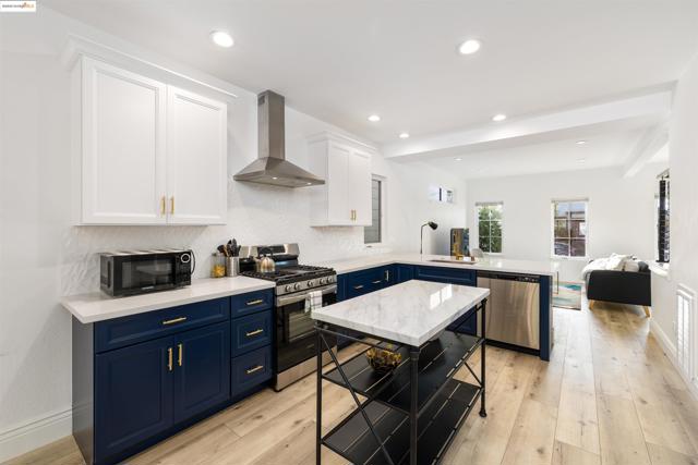 712 39Th St, Oakland CA: https://media.crmls.org/mediaz/ee542405-3822-4f04-b69c-e67794295834.jpg