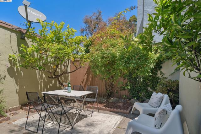 1105 Fontana Dr, Alameda CA: https://media.crmls.org/mediaz/ee5556e3-f1c7-4ed6-833b-49b6cff8cd7e.jpg