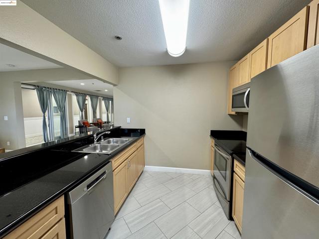 6400 Christie Ave, Emeryville CA: https://media.crmls.org/mediaz/ee56f3f5-fc94-4e52-ad7c-c3dbc0a93689.jpg