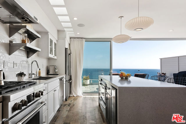27400 Pacific Coast Highway, Malibu CA: https://media.crmls.org/mediaz/ee575e03-8137-47c1-acea-ef04b248e6a0.jpg