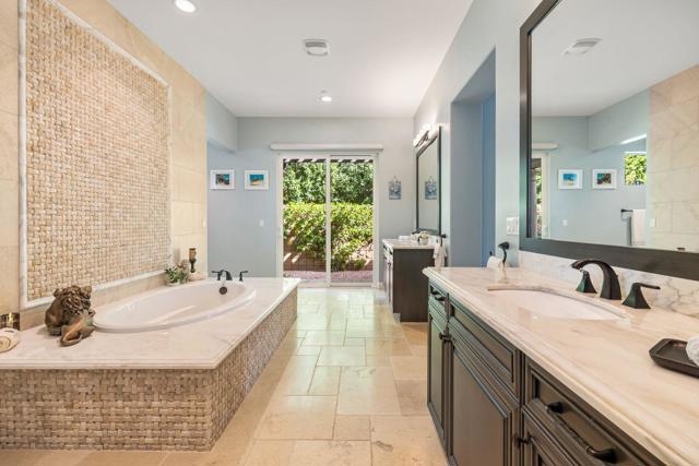 17 Emerald Court, Rancho Mirage CA: https://media.crmls.org/mediaz/ee57c70b-f750-4f55-9584-b72e51c6e004.jpg