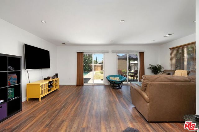 7513 Louise Avenue, Van Nuys CA: https://media.crmls.org/mediaz/ee5806f0-dcef-489c-90c3-accb252048a8.jpg