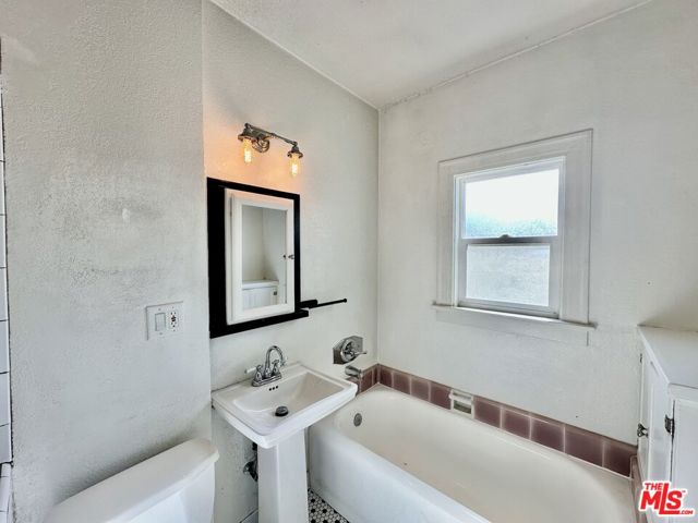 2941 9th Avenue, Los Angeles CA: https://media.crmls.org/mediaz/ee58faaf-c758-44b0-bbc4-b7938ea84ef9.jpg