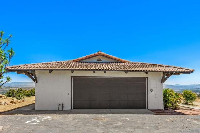 16641 Eagles Crest Rd, Ramona CA: https://media.crmls.org/mediaz/ee591686-e1f0-478b-be7c-a28cae5433f3.jpg