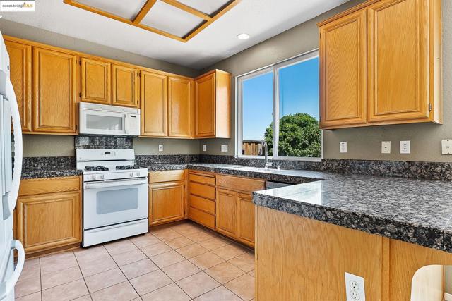 2 Quiet Path Ct, Pittsburg CA: https://media.crmls.org/mediaz/ee59f84a-ba2c-47f8-8078-c9c4f23ea373.jpg