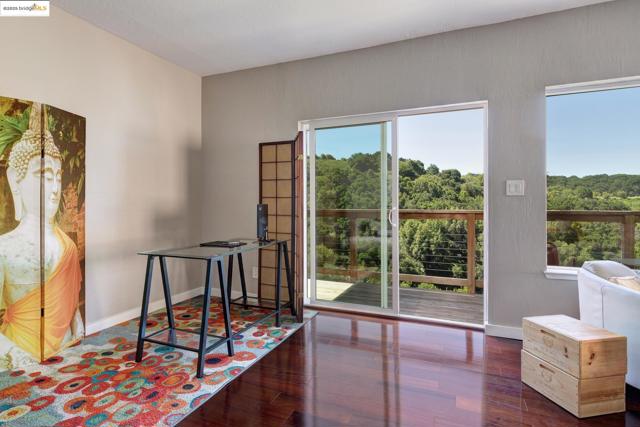 10353 Royal Oak Rd, Oakland CA: https://media.crmls.org/mediaz/ee5c1d36-8b1a-464c-8935-64df8dc3e519.jpg