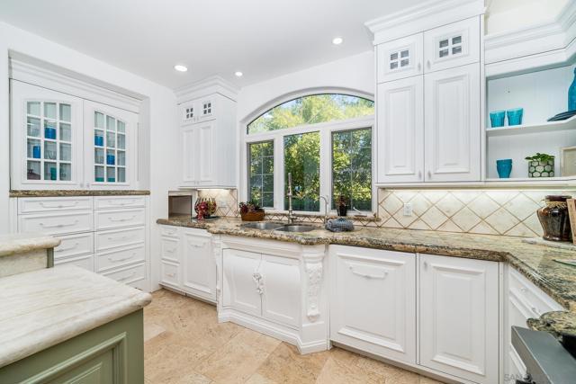 5 Rolling View Lane, Fallbrook CA: https://media.crmls.org/mediaz/ee5d099b-0c58-4ceb-886c-af4d38b0bc79.jpg