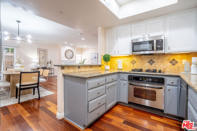 616 S Wilton Place, Los Angeles CA: https://media.crmls.org/mediaz/ee5d4b1c-f7bf-48e3-a80e-12635928eaf8.jpg