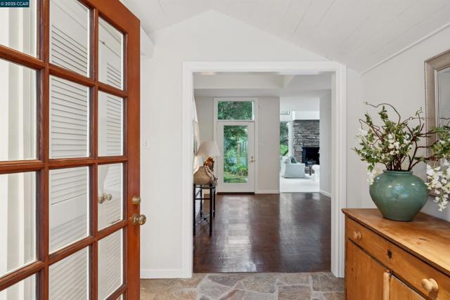 35 Tiger Tail Court, Orinda CA: https://media.crmls.org/mediaz/ee5d5328-52a5-4062-a663-d7d54fe4e079.jpg