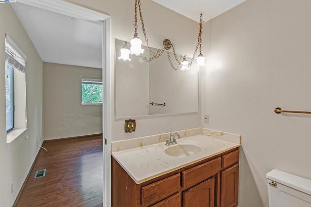 ENSUITE DOWNSTAIRS BATHROOM