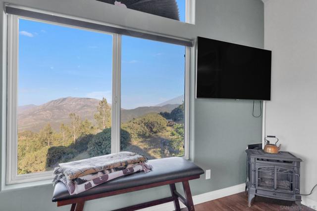 555 Manzanita Dr, Julian CA: https://media.crmls.org/mediaz/ee5ea942-d7cc-473f-9e8a-58fbc56da2ae.jpg