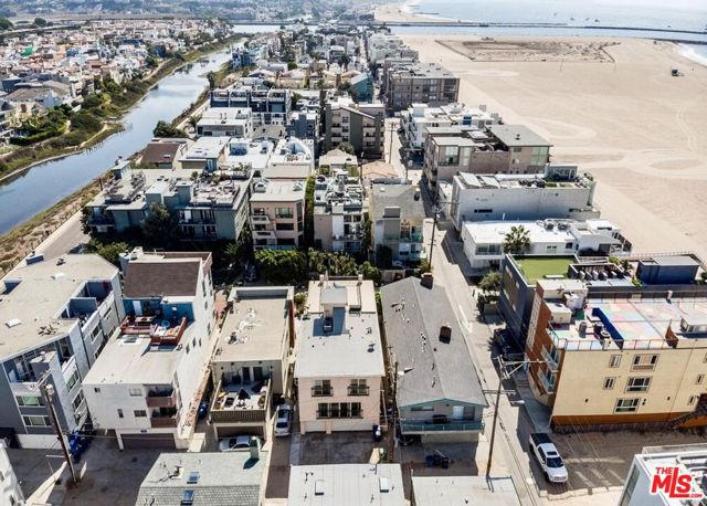 17 Privateer Street, Marina del Rey CA: https://media.crmls.org/mediaz/ee601f17-2520-46fb-af0f-bdab26523932.jpg