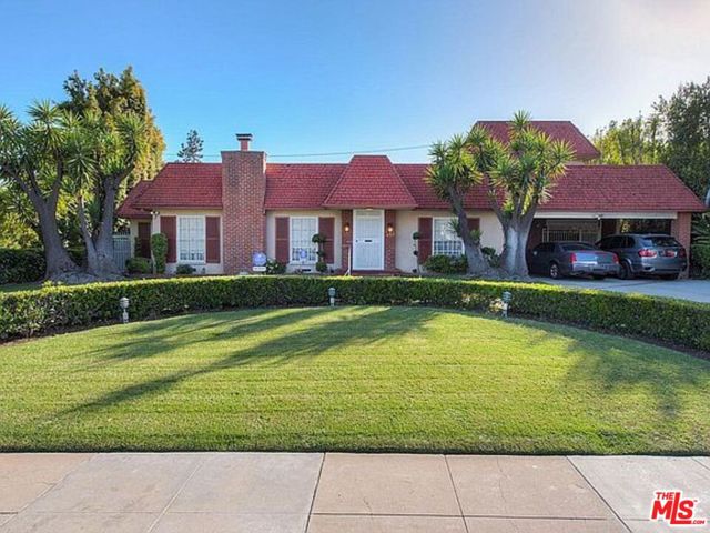 525 N Rexford Drive, Beverly Hills CA: https://media.crmls.org/mediaz/ee60b896-3f62-43c0-bd2d-8bdeb8193cde.jpg