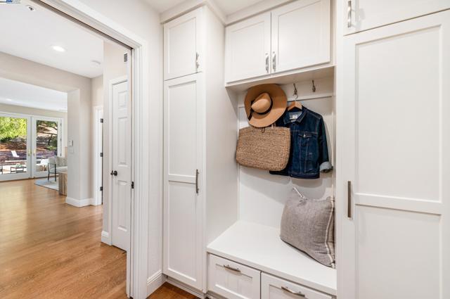 1398 Benedict Ct, Pleasanton CA: https://media.crmls.org/mediaz/ee6103ac-7e77-4fc4-bda9-71c14576ce14.jpg