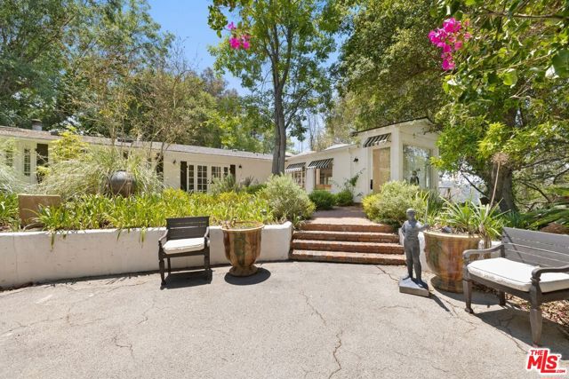 9669 Oak Pass Road, Beverly Hills CA: https://media.crmls.org/mediaz/ee61f223-7c92-4e7e-80eb-5ebf8ee2ad4d.jpg