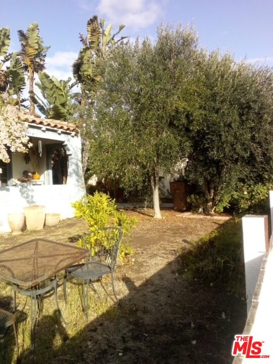 41 W Warner Street, Ventura CA: https://media.crmls.org/mediaz/ee62e734-1fca-4757-b27f-7241fe2a7a41.jpg