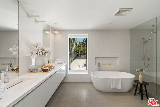 1005 Elden Way, Beverly Hills CA: https://media.crmls.org/mediaz/ee62f4ae-7ac2-43fa-90fd-315e7d70a450.jpg