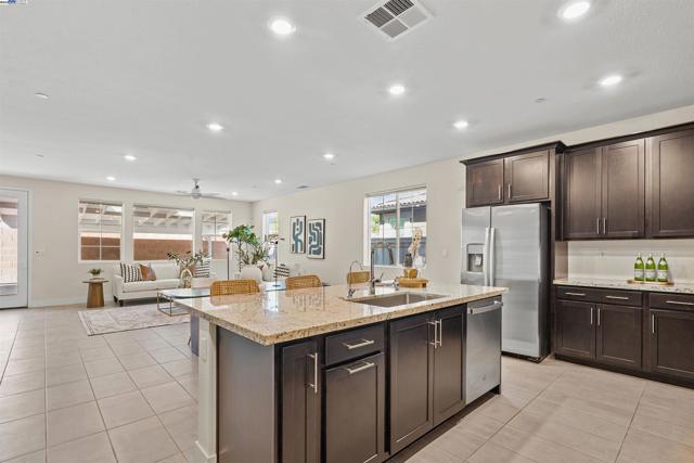 6991 Seraphina Dr, Tracy CA: https://media.crmls.org/mediaz/ee6323bf-1ead-4d27-8584-85117f0ac350.jpg