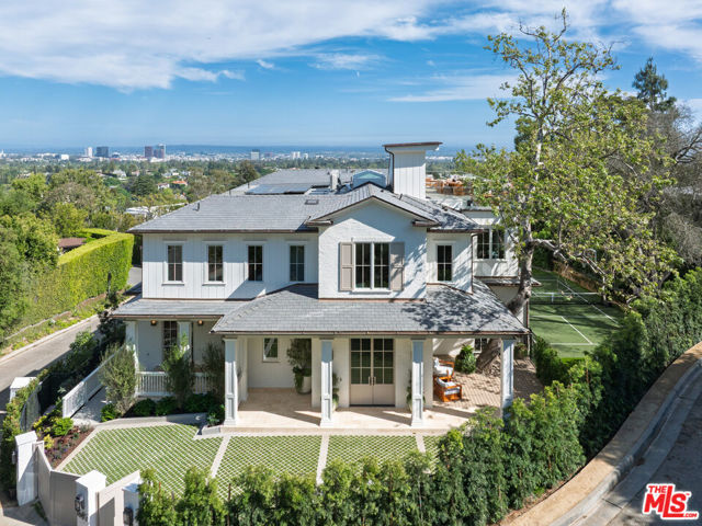 1682 San Onofre Drive, Pacific Palisades CA: https://media.crmls.org/mediaz/ee635990-ed4a-4178-a717-56633863f6d0.jpg
