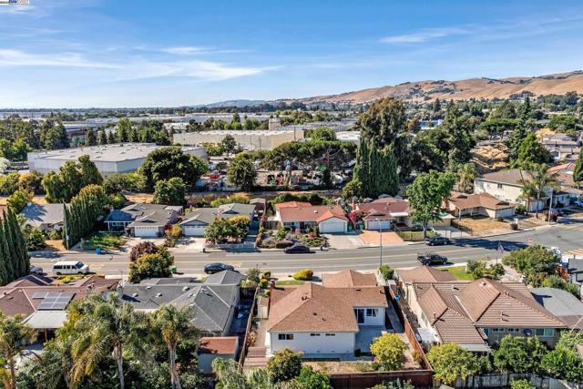 1942 Sherman Dr, Union City CA: https://media.crmls.org/mediaz/ee63eb88-32f2-4d27-b7d1-d9d59c01fbbc.jpg