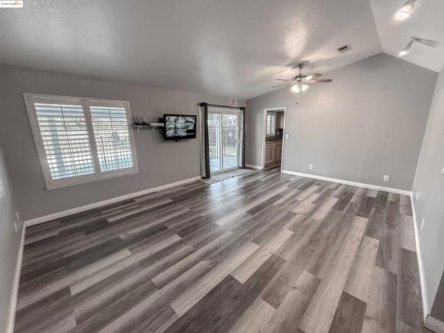 166 Norman Ct, Tracy CA: https://media.crmls.org/mediaz/ee64828f-55eb-4613-9949-844ce78d701f.jpg
