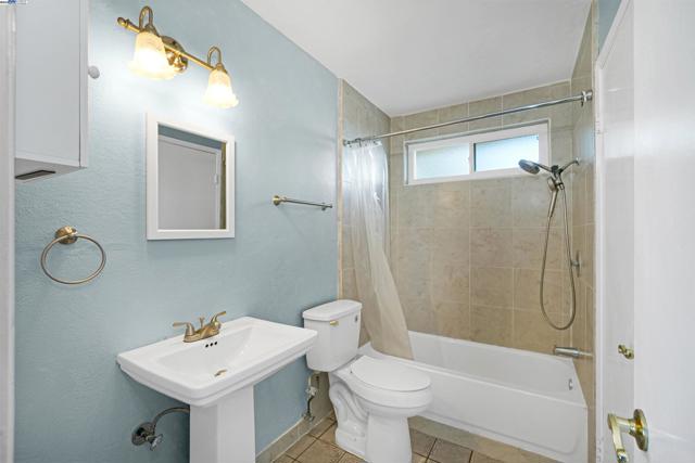 3608 Siskiyou Ct, Hayward CA: https://media.crmls.org/mediaz/ee64f4e3-a111-4f65-a008-0dc4013400d3.jpg