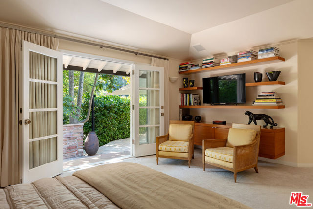 3818 Hollyline Avenue, Sherman Oaks CA: https://media.crmls.org/mediaz/ee652534-f833-4f20-a5f9-9655e8a762e8.jpg