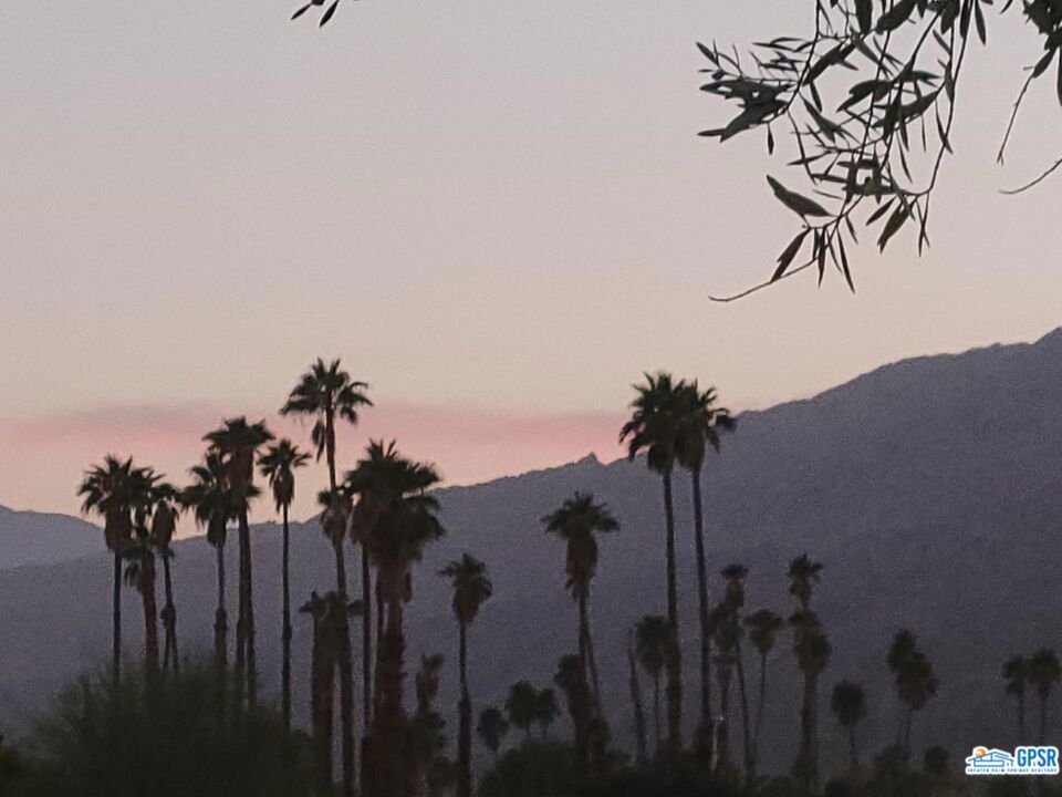 https://media.crmls.org/mediaz/ee653d11-3a3a-48d3-9f82-d4de1a772eef.jpg?preset=X-Large