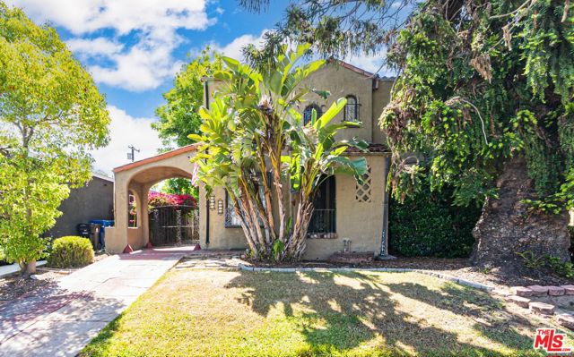 1277 S Orange Drive, Los Angeles CA: https://media.crmls.org/mediaz/ee661dfe-c94d-47a8-9356-c9fae097cc3f.jpg