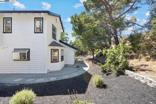 1218 Locust Dr, Vallejo CA: https://media.crmls.org/mediaz/ee6687e7-f64d-45a2-8000-98d6b110be34.jpg