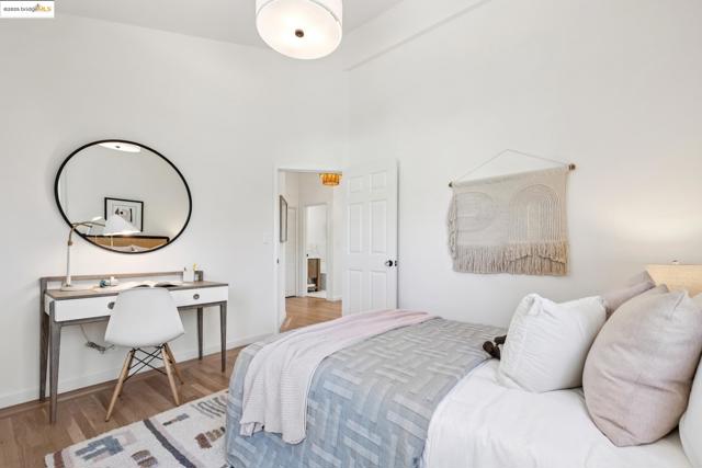 101 Palm Dr, Piedmont CA: https://media.crmls.org/mediaz/ee67898a-0b0a-4481-85c7-6754aa60ad20.jpg