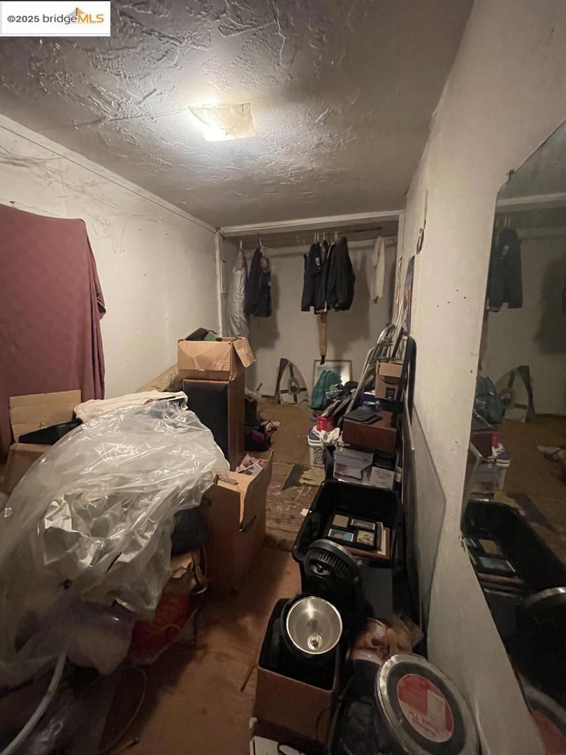 https://media.crmls.org/mediaz/ee6796a8-7536-42b3-8672-1571d910b7f8.jpg?preset=X-Large