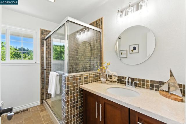 122 Stein Way, Orinda CA: https://media.crmls.org/mediaz/ee67a6f4-c72a-4099-9c55-0eb1076f9500.jpg