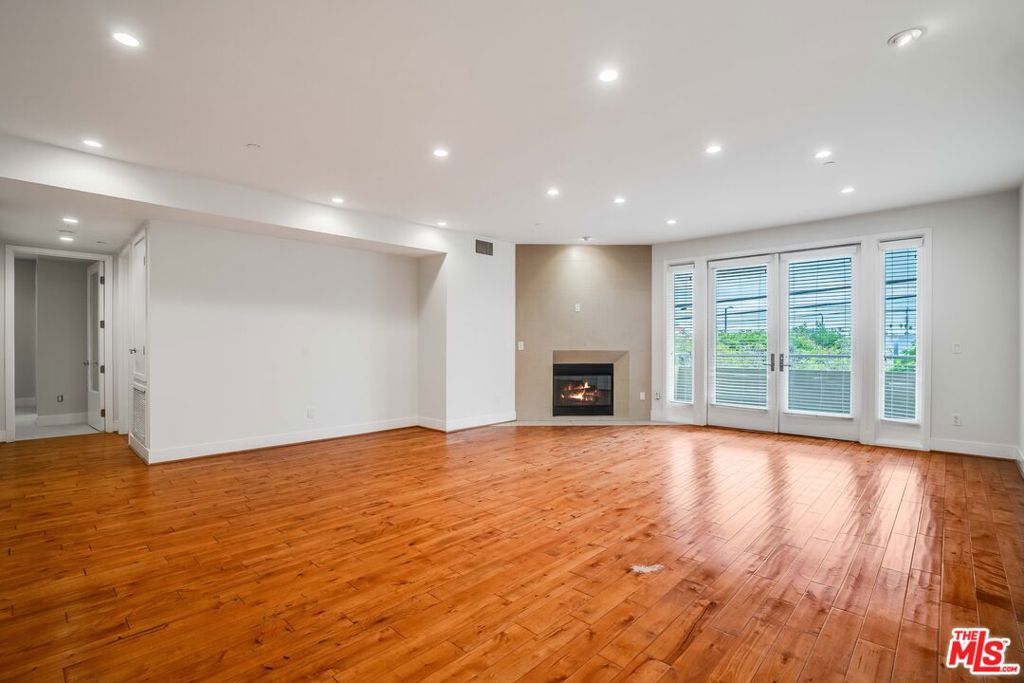 1517 S Bentley Avenue #304