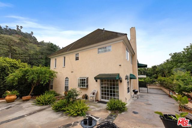 2431 Benedict Canyon Drive, Beverly Hills CA: https://media.crmls.org/mediaz/ee692f72-a86c-4efc-91c4-582427f4b9f4.jpg